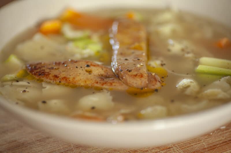 Bouillon de porc noir de Bigorre de Noël ravioles du Dauphiné, foie gras poêlé et légumes de saison