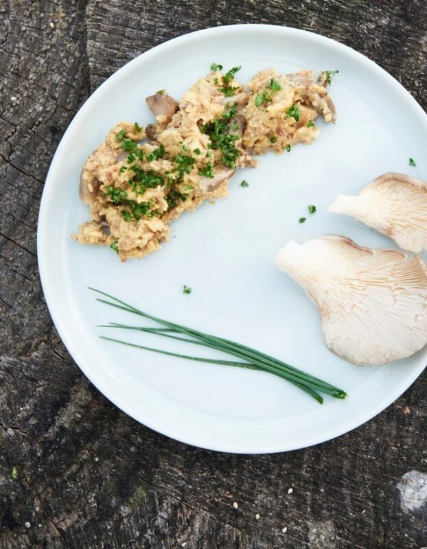 Oeufs brouillés aux fritons de porc noir de Bigorre Herbae Recettes