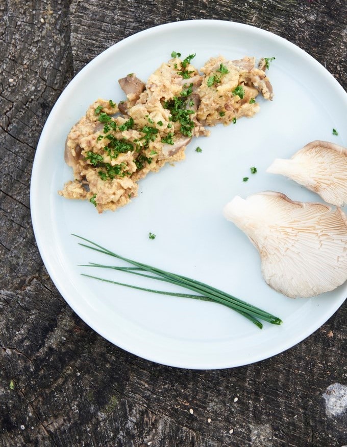 Oeufs brouillés aux fritons de porc noir de Bigorre Herbae Recettes