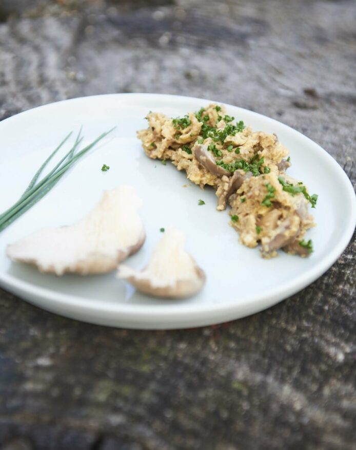 Oeufs brouillés fritons de porc noir de Bigorre AOP Recette HERBAE Inspirations