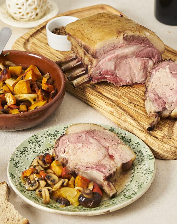 Carré de côtes de porc noir de Bigorre AOP et poêlée de légumes d'hiver Recette Herbae spécial Noël découpe