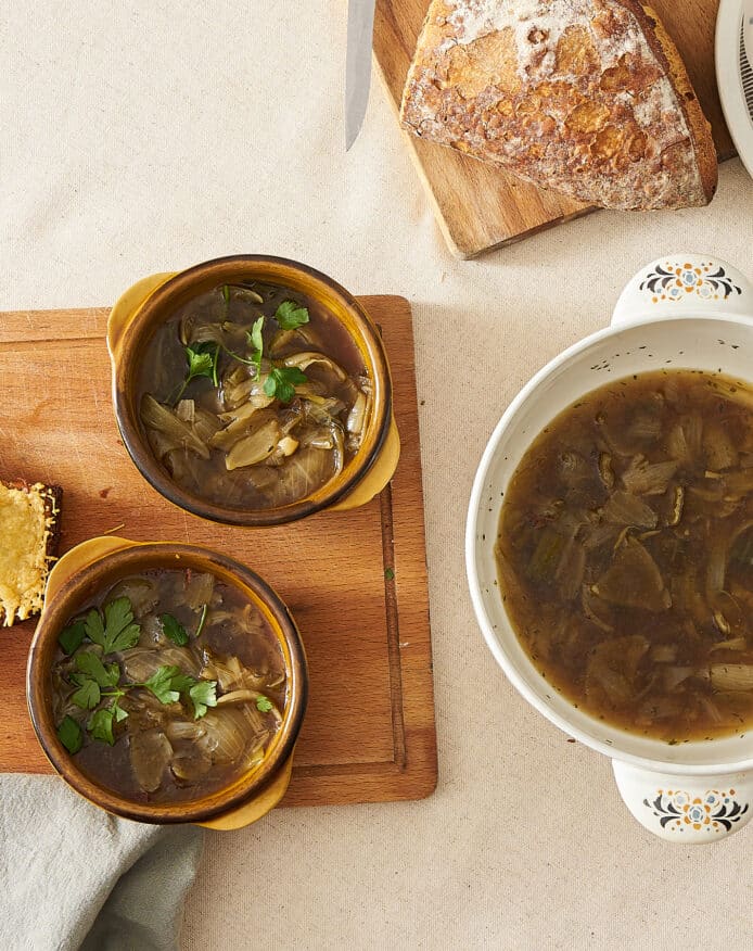 Recette bols soupe à l'oignon bouillon de porc noir de Bigorre AOP Herbae