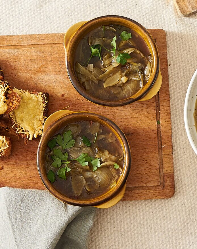 ZOOM Recette bols soupe à l'oignon bouillon de porc noir de Bigorre AOP Herbae